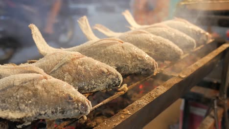 Pescado-A-La-Parrilla-Con-Costra-De-Sal-Comida-Callejera-Tailandesa-Tailandia