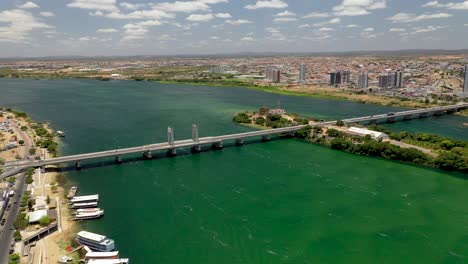 vista aérea del puente sobre el río são francisco en la frontera de los estados de pernambuco y bahia