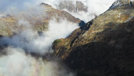 imágenes cinematográficas reveladoras de drones de la montaña gotthard en los alpes suizos en suiza con nieve en los picos