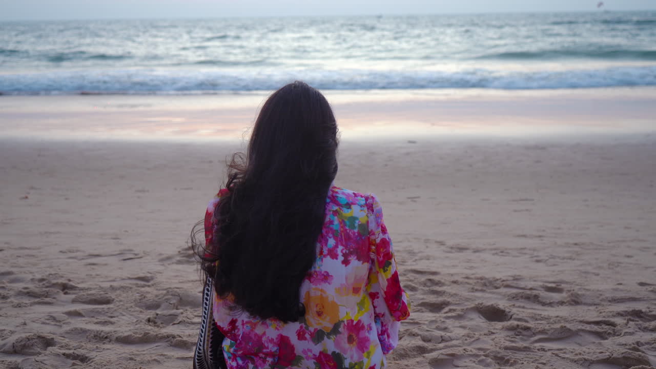 태양은 빛나고 물은 따뜻하며 파도는 해안에서 부서지기 때문에 잔잔합니다.