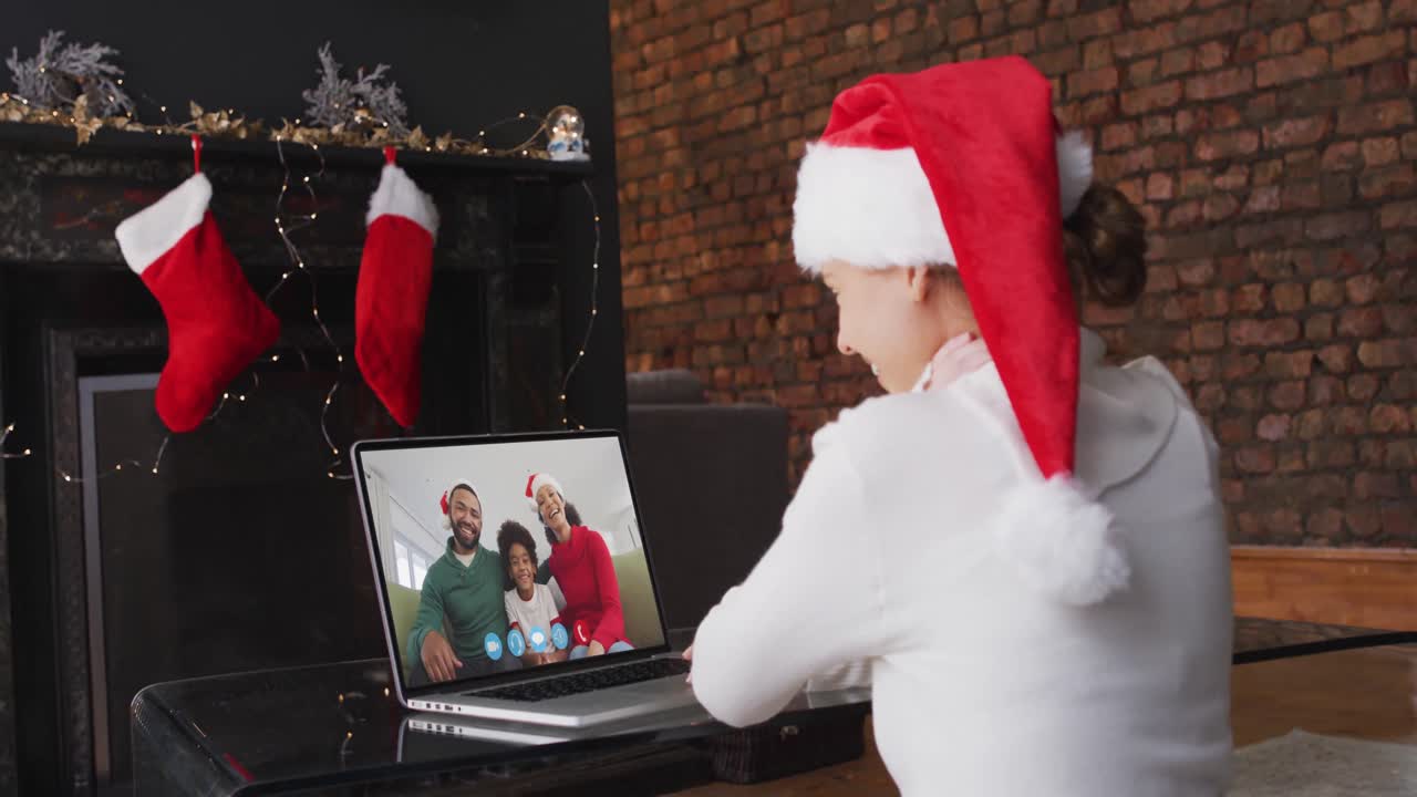 산타 모자를 입고 집에서 시간을 보내는 백인 여성