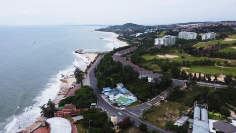 vista costera de drones de sea links beach resort y golf en mui ne, vietnam