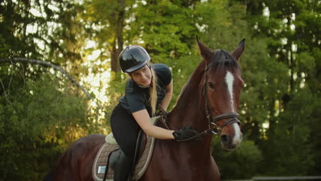 las mujeres de caballos están montadas en su caballo y la acarician. esta es una manifestación de amistad y devoción.