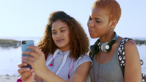 Amigos,-Mujeres-Y-Playa-Con-Smartphone