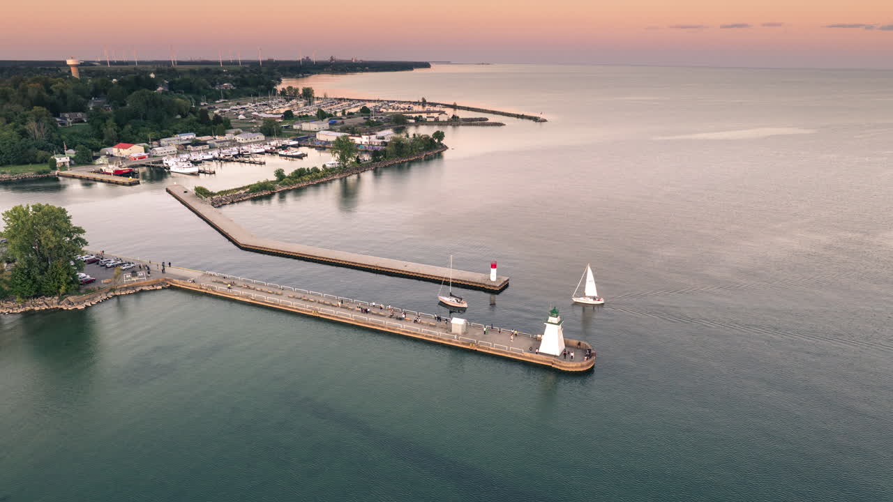 Tranquillo tramonto sul porto di Port Dover, timelapse sereno del Lago Erie, Ontario