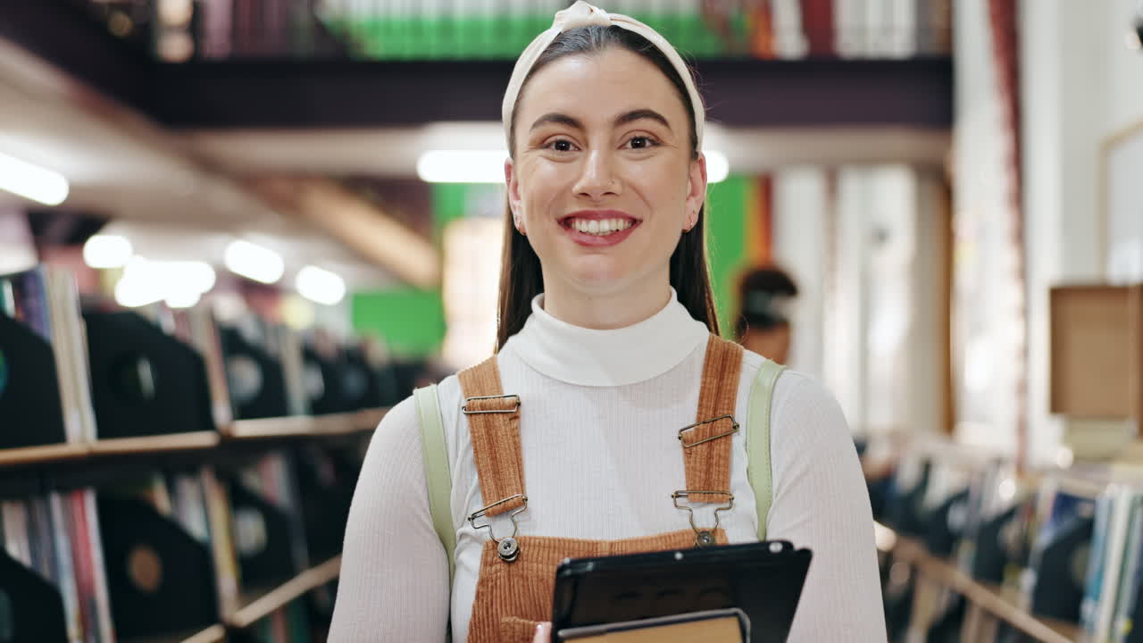 mujer sonriente en una biblioteca