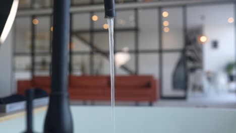 grifo de cocina moderno con flujo de agua