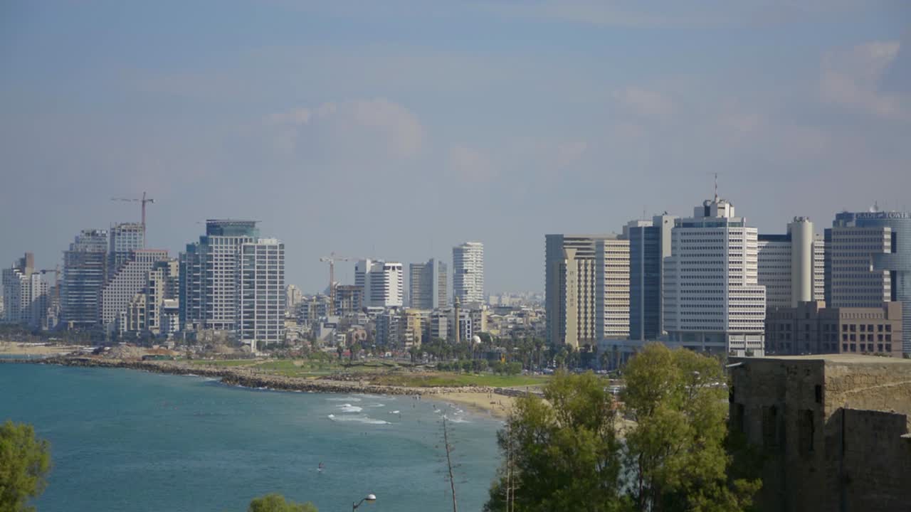 uma vista de tel aviv, israel e a construção que está ocorrendo lá