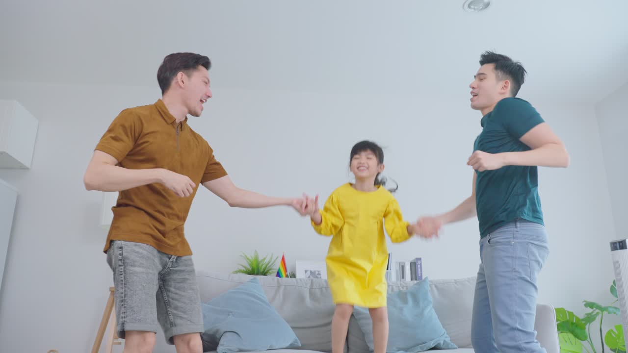 딸 을 가진 행복 한 동성애자 부부