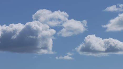 Hervorragende-Aufnahmen-In-70-Mm-Mit-Einer-Drohne-Von-Einer-Wolkenansammlung-In-Einem-Blauen-Himmel