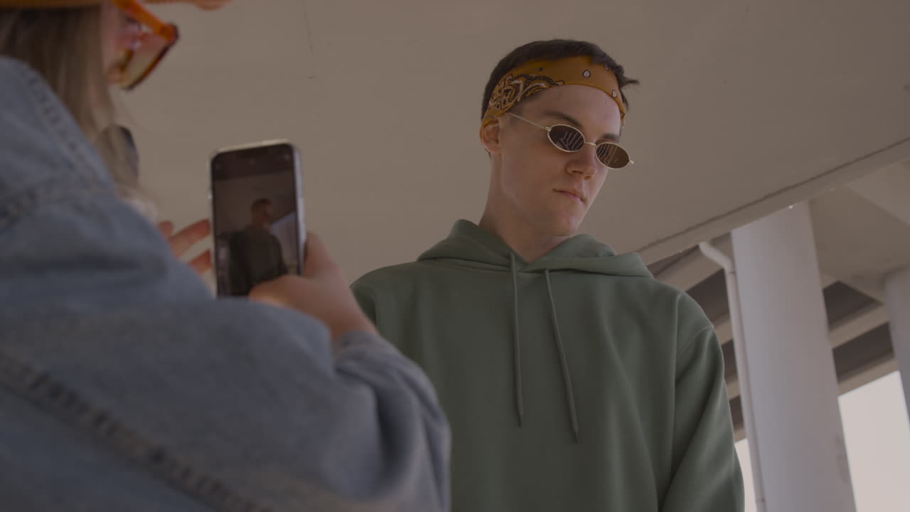 joven posando al aire libre