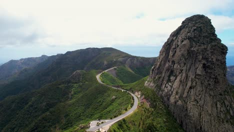 스페인 라 고메라 섬의 울창한 식물로 둘러싸인 유명한 로케 데 아간도 (roque de agado) 의 공중 사진