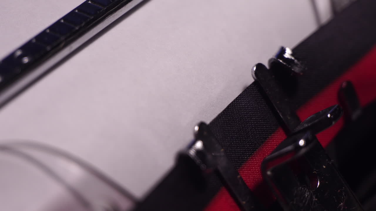 1898년, 빈티지 타자기에서  종이에 타이핑을 하고, 매크로 클로즈업