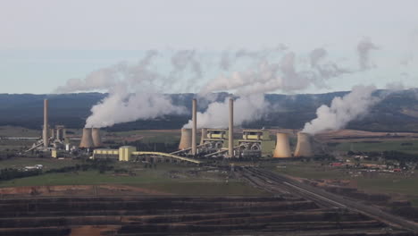 Luftaufnahme-Des-Kraftwerks-Hazelwood-Mit-Aufsteigenden-Rauchwolken,-Die-In-Die-Atmosphäre-Gepumpt-Werden