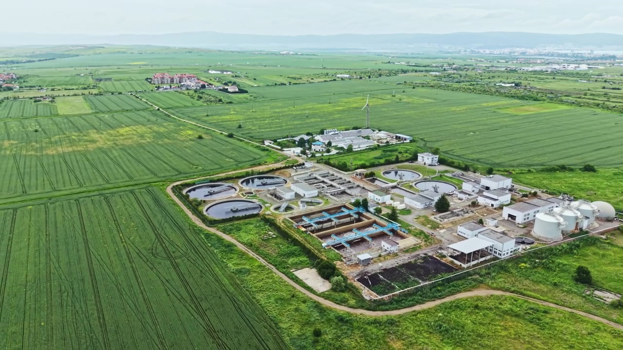 農業用ため池の全景。畑の中の処理施設。ドローンが廃水処理施設の風景を捉える。農地の中にある環境に優しい処理施設の空撮画像。