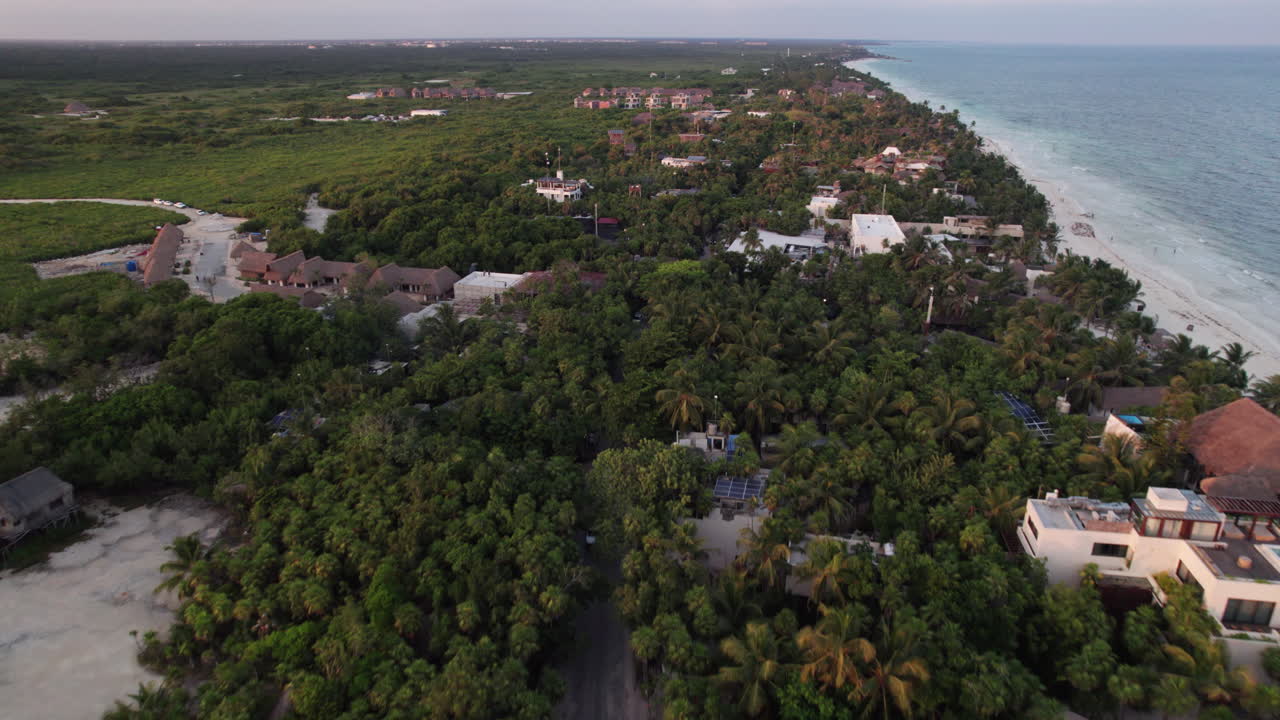 impulso aéreo de drones en el establecimiento de la toma de hoteles y carretera principal en tulum méxico