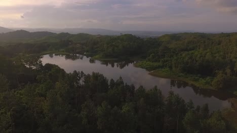 Vista-Aérea-De-Una-Puesta-De-Sol-Y-Un-Lago-En-Venezuela-Con-Un-Espectacular-Cielo-Naranja