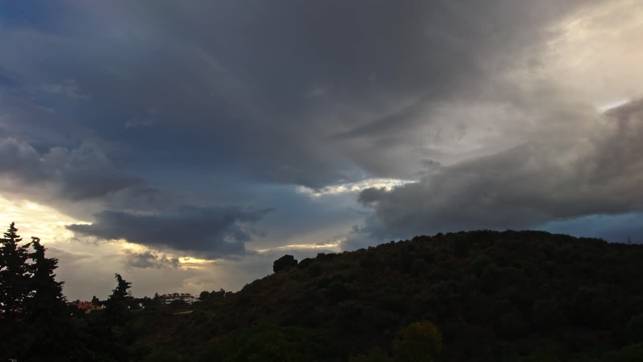 시골에서 극적인 하늘의 시간 경과