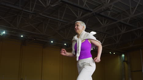 mujer mayor corriendo en el interior