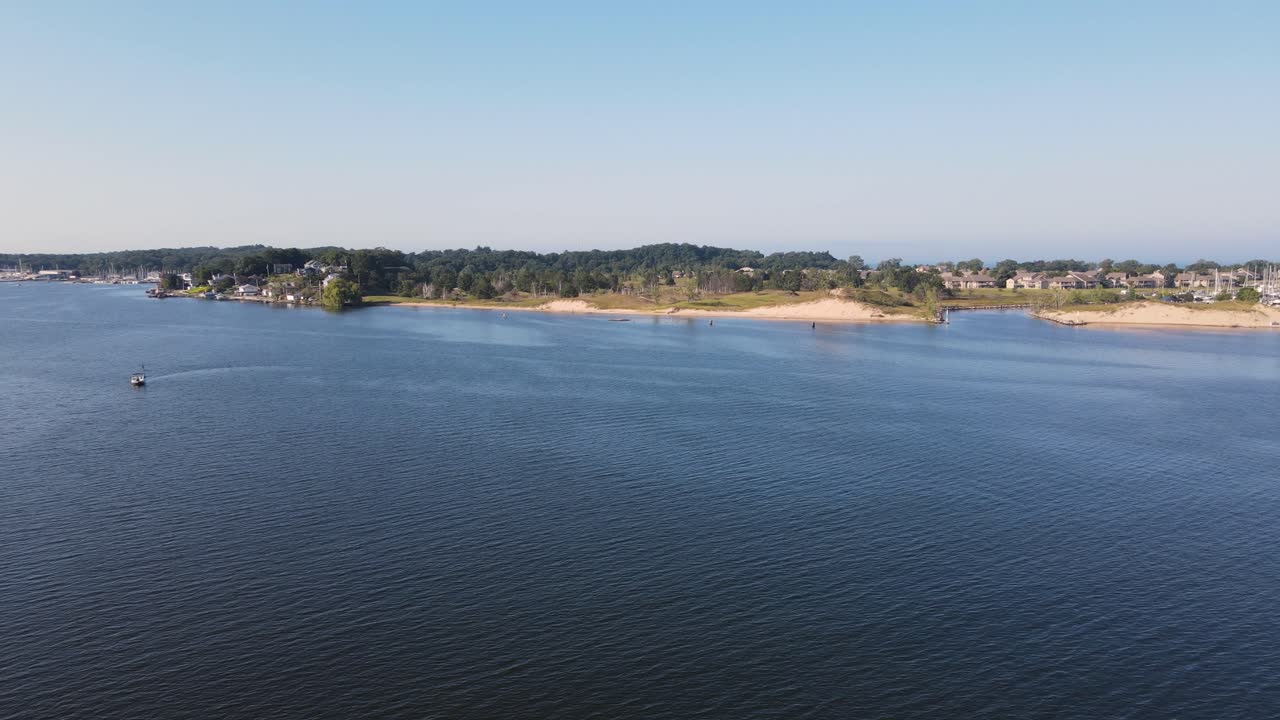 un puerto deportivo visto desde el lago muskegon