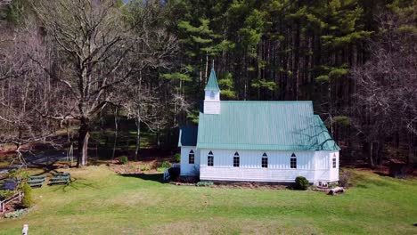 Ausziehbare-Luftaufnahme-Der-St.-Johns-Episcopal-Church,-Valle-Crucis-North-Carolina-In-4K