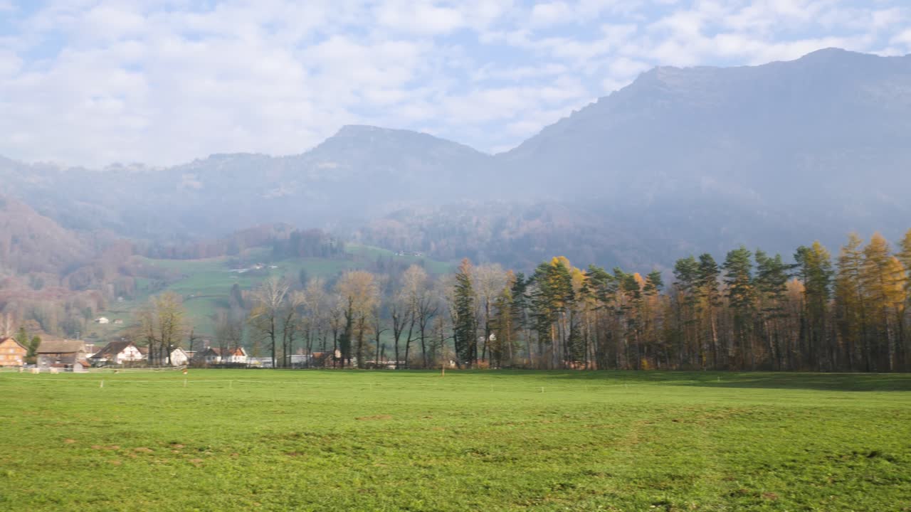 가을 동안 스위스의 산