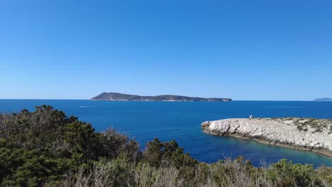 Hermosa-Vista-De-Los-Paisajes-Marinos-Cerca-Del-Antiguo-Búnker-Militar-Desierto-Yugoslavo-En-La-Isla-Vis,-Croacia