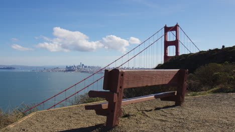 san francisco, california - el elegante cable de suspensión del puente golden gate se extiende con gracia a través del horizonte, complementado por el telón de fondo de los edificios circundantes - toma media