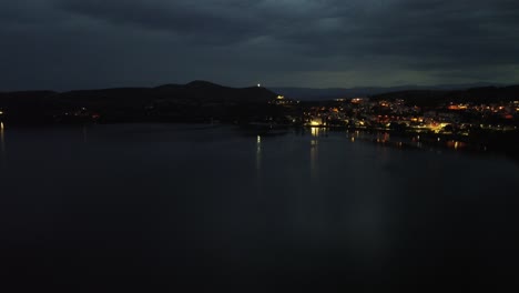 Magia-Cautivadora-A-La-Luz-De-La-Luna:-Impresionantes-Imágenes-De-Drones-En-4k-De-Kastoria,-Grecia,-Y-Su-Encantador-Lago