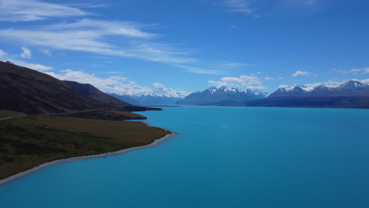 drone a través del lago mirando hacia mt cook 4k