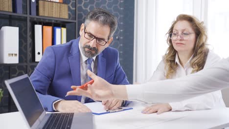 Employees-having-a-meeting-on-a-project.