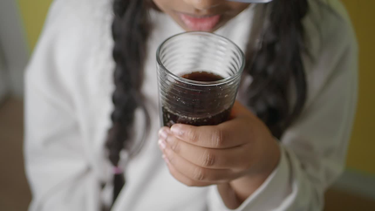 Ragazza che Beve Bibita da un Bicchiere