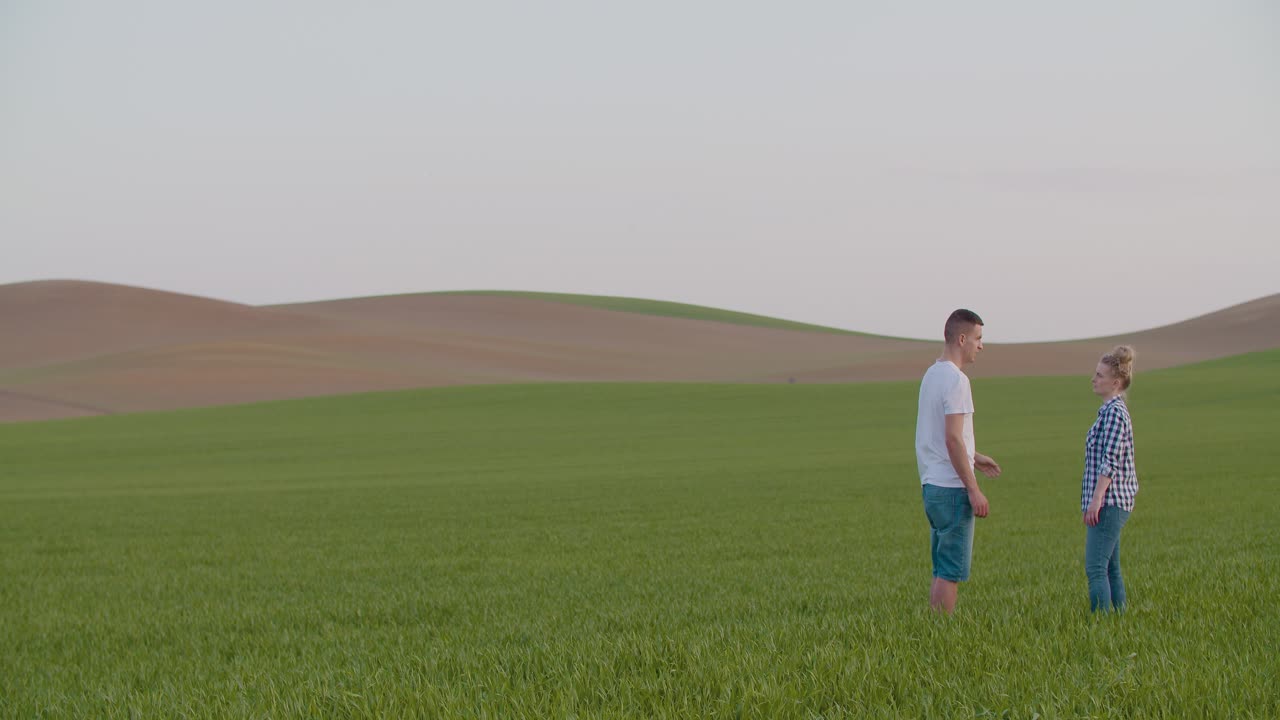 밭농사를 짓는 두 농부 7