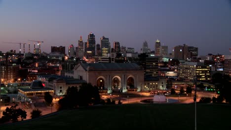 Eine-Nächtliche-Aussicht-Auf-Die-Skyline-Von-Kansas-City-Missouri-4