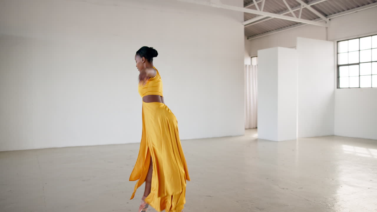 Danza, donna e spettacolo di balletto creativo