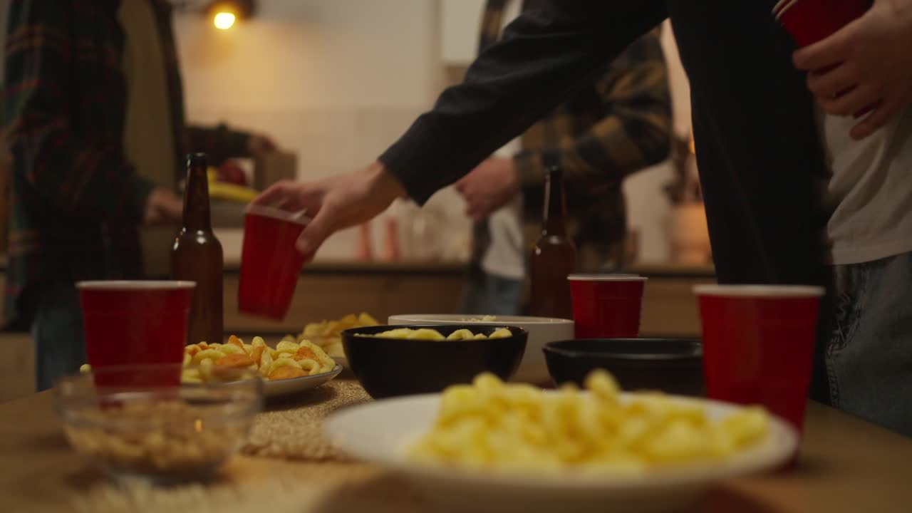 친구들 집에서 파티