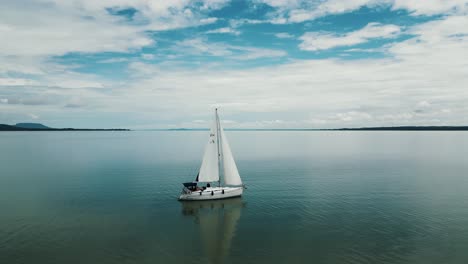 Vista-De-Pájaro-Sobre-Un-Velero-En-Verano-En-El-Lago-Balaton