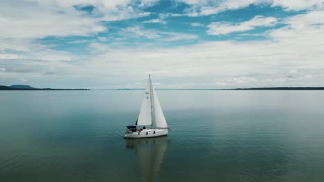 vista de pájaro sobre un velero en verano en el lago balaton