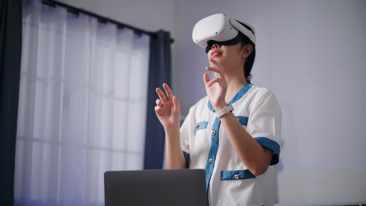 mujer experimentando auriculares de realidad virtual