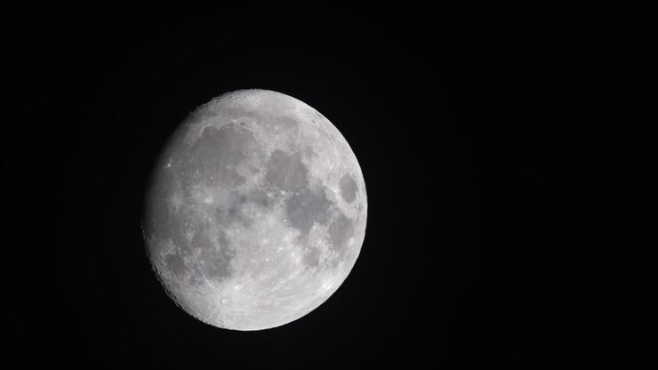 A Lua sobre o céu noturno
