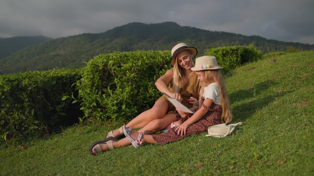 어머니 와 딸 이 차 농장 에서 가족 날 을 즐기고 있다