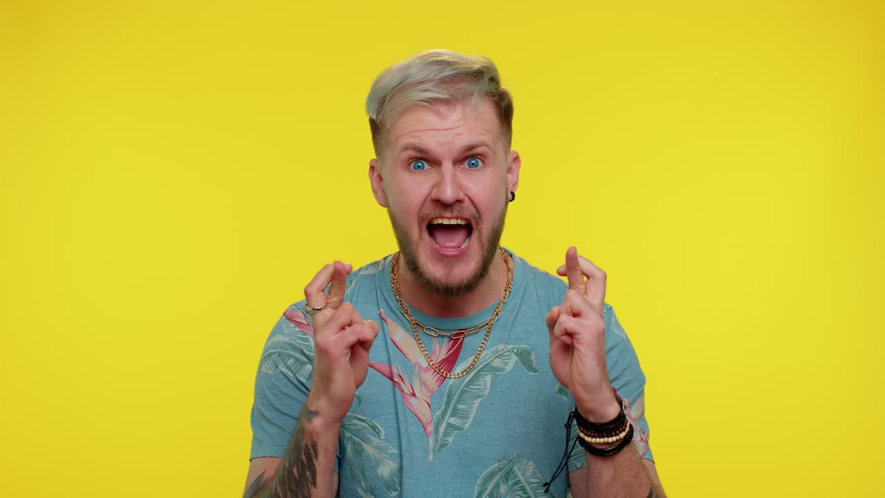 행운을 기다리는 젊은이, 패배, 놀라운 갑작스러운 복권 결과, 불행한 손실