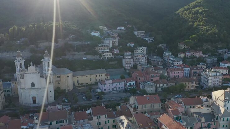 Ripresa aerea con drone della città di Laigueglia, Liguria al tramonto
