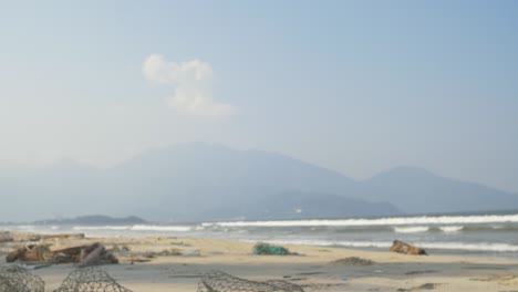 panorámica hasta la basura en la playa