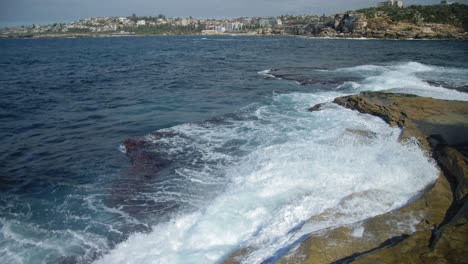 poderosas olas rompiendo en la costa rocosa - suburbios del este durante el coronavirus - sydney, nsw, australia