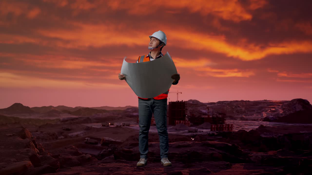 Ingeniør gjennomgår byggeplaner i et steinbrudd ved solnedgang