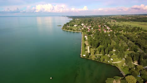 Drohne-Am-Plattensee-In-Ungarn,-Zamárdi-Mit-Im-Sommer