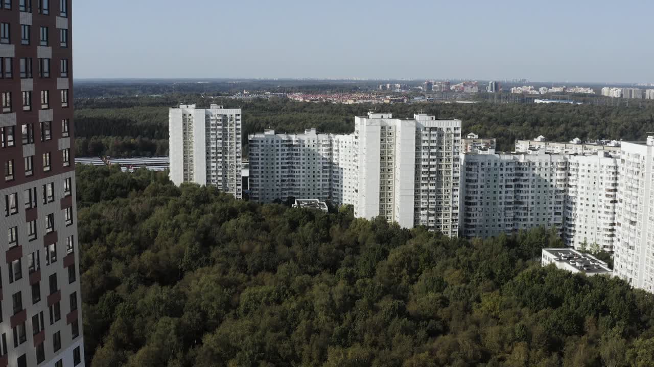 아파트 건물과 숲이 있는 도시 풍경