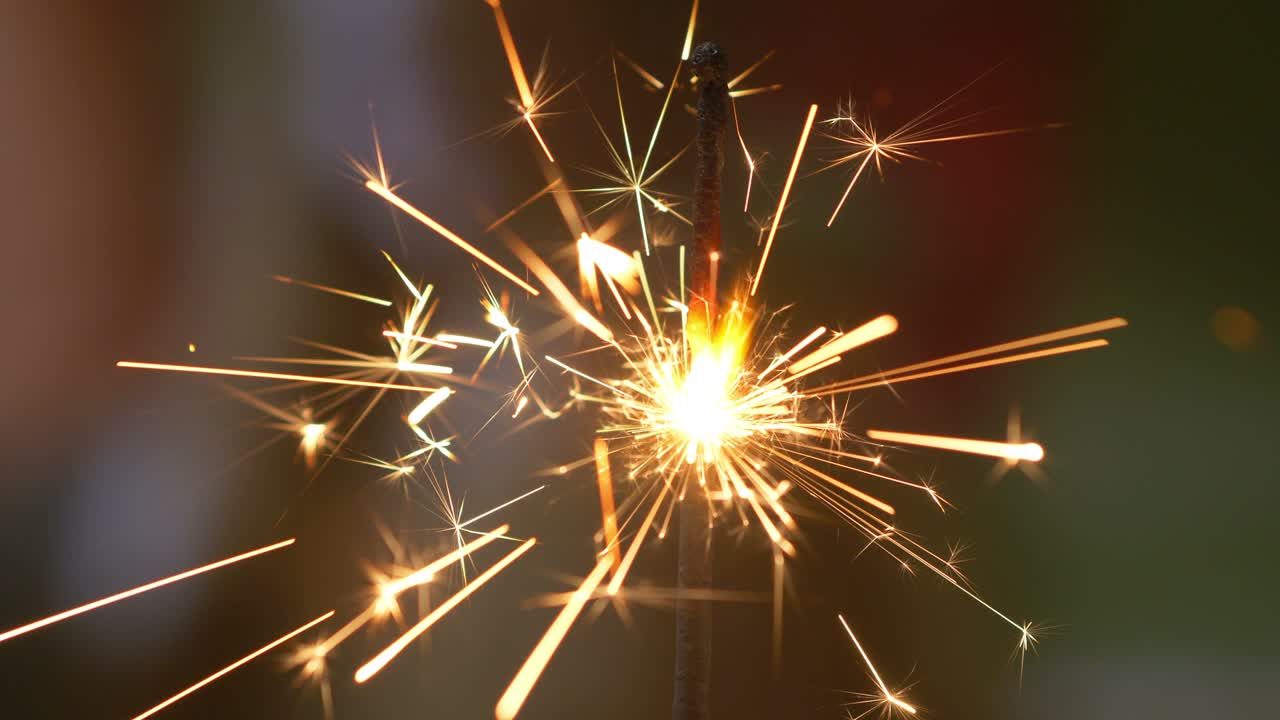 fuego de bengala ardiente y chispas en el fondo desenfocado en 4k
