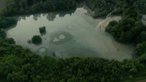 Antena-4k:-Toma-Cinematográfica-Reveladora-De-Un-Paisaje-Campestre-Con-Un-Lago-Natural-Reflectante